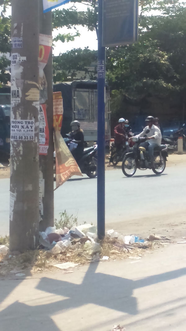 TP[-]HCM:[-]Rác[-]đầy[-]ở[-]các[-]trạm[-]chờ[-]xe[-]buýt